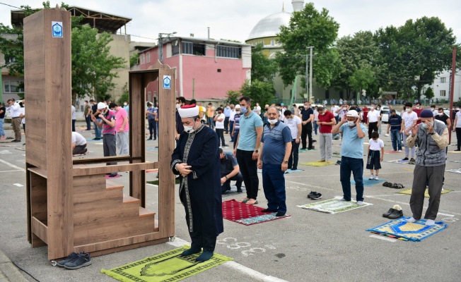 TAŞINABİLİR MİNBER ÜZERİNDEN CUMA HUTBESİ