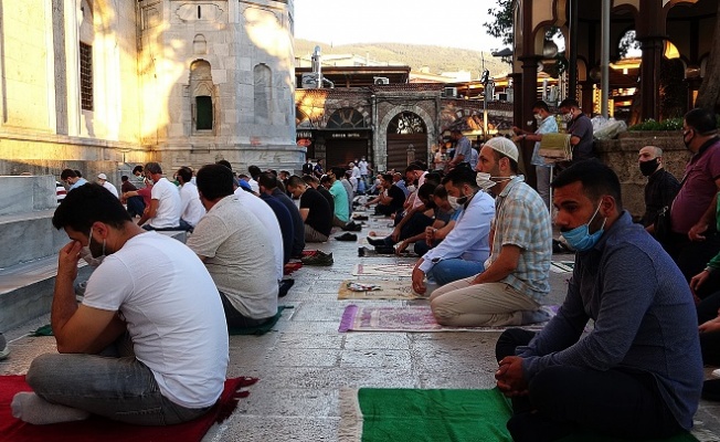 Bursa'da tedbirli bayram namazı