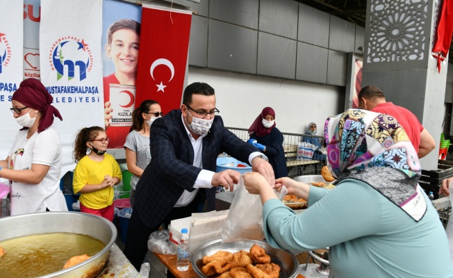 Mustafakemalpaşa Belediyesi Ayasofya cami için lokma dağıttı