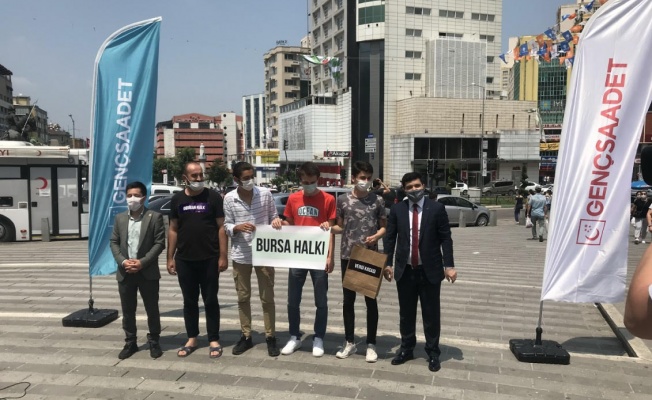 Saadet Partisi Bursa il gençlik kolları Belediyelerdeki israfı konu alan tiyatral bir basın açıklaması yaptı.