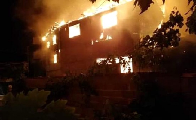 Bursa'da 3 ev alev alev yandı