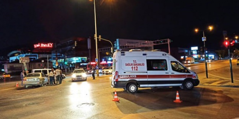 Bursa'da koronavirüs şüphelisi bebek ve annesini taşıyan ambulans kaza yaptı