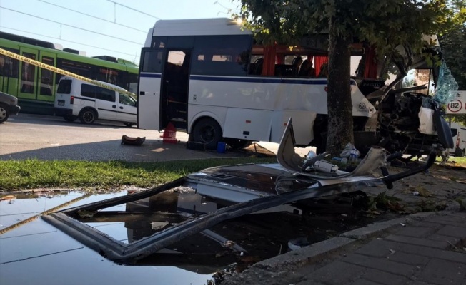 Bursa'da servis aracı kaza yaptı: 2 ölü, 17 yaralı