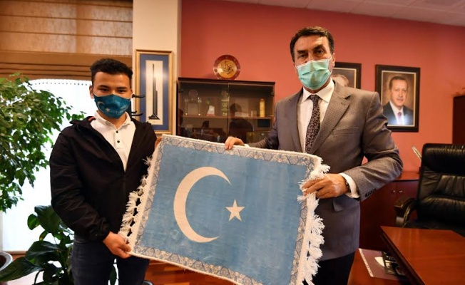 Doğu Türkistanlı Öğrencilerden Dündar’a Teşekkür