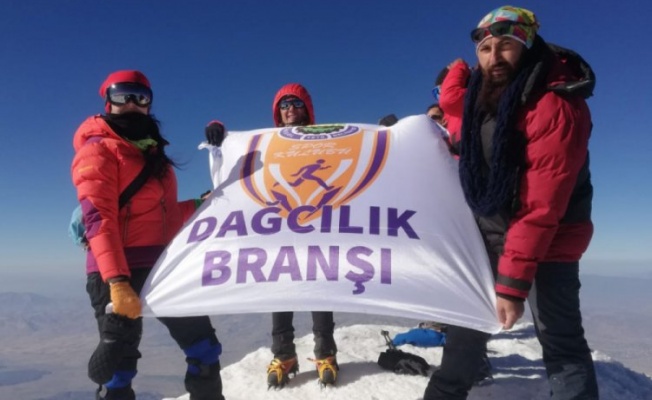 İnegöl Belediyespor bayrağı Ağrı zirvesinde dalgalandı