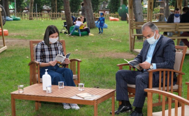 Başkan Aktaş'la açık havada kitap buluşması