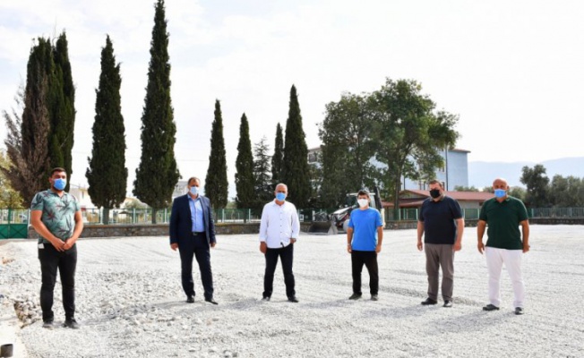 İznik Belediye Başkanı Usta, yapımına başlanan halı sahada incelemede bulundu