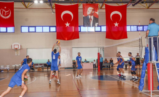 Karacabey Belediyespor voleybolda dolu dizgin