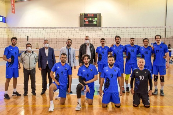 Karacabey Belediyespor voleybolda liderliği sevdi