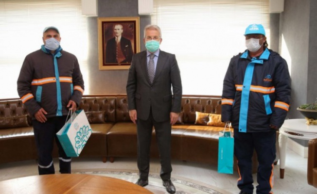 Nilüfer Belediye Başkanı Erdem'den temizlik işçilerine ödül