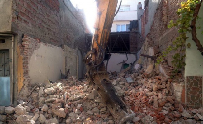Osmangazi'de madde bağımlılarının mesken tuttuğu bina yıkıldı