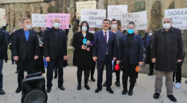 Bursa'da İyi Parti'den heyelan mağdurlarına destek