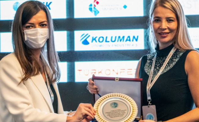 Bursa DOSABSİAD Başkanı Çevikel, Yılın En Başarılı STK Kadın Başkanı Ödülü'nü aldı