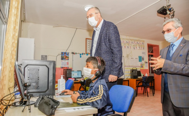 Karacabey Belediyesi’nden okullara bilgisayar desteği