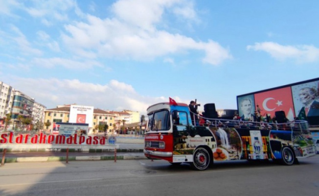 Mustafakemalpaşa'da boş kalan sokaklar mehter marşlarıyla yankılandı