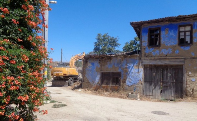 Osmangazi'de tehlike arz eden eski bina yıkıldı