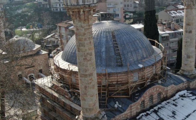 Bursa'da 600 yıllık tarihi cami çelik ağlarla örülüyor
