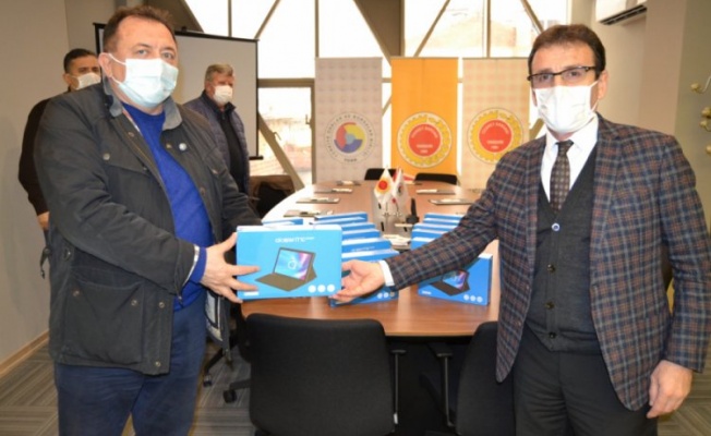 Bursa Yenişehir Ticaret Borsası 55 öğrenciye tablet bağışladı