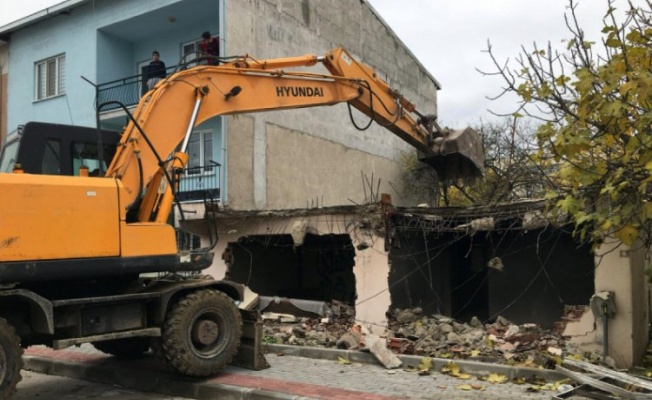 Osmangazi'de eski bina yıkıldı