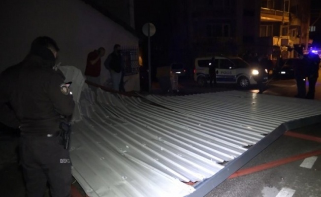 Bursa'da fırtına çatıyı 2 sokak öteye uçurdu