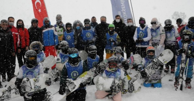 Çocuklar Uludağ'da kayak ve snowboard heyecanı yaşadı