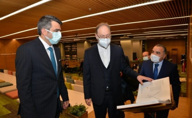 Diyanet İşleri Başkanı Erbaş 'Uyumayan Kütüphane'yi ziyaret etti