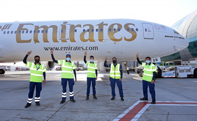 Emirates, Tüm Müşteri Temas Noktalarında Tamamen Aşılanmış Ön Saftaki Ekipleriyle Hizmet Verdiği İlk Uçuşunu Gerçekleştirdi