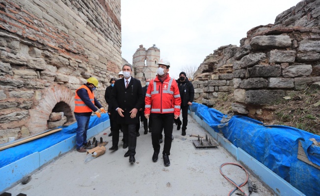 İMAMOĞLU YEDİKULE SURLARI ÖNÜNDE KONUŞTU: “25 YILDIR HİÇBİR DOKUNUŞTA BULUNULMAMIŞ”