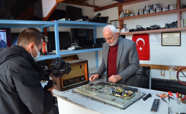 YARIM ASIRDIR RADYO VE TELEVİZYONLARA HAYAT VERİYOR