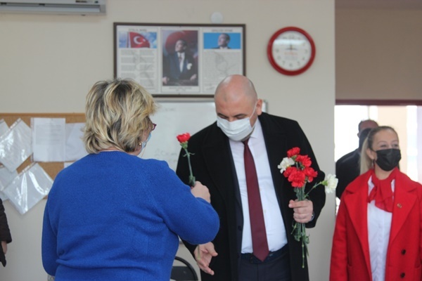 BAŞKAN AYDIN, 8 MART DÜNYA KADINLAR GÜNÜNDE KARANFİL DAĞITTI