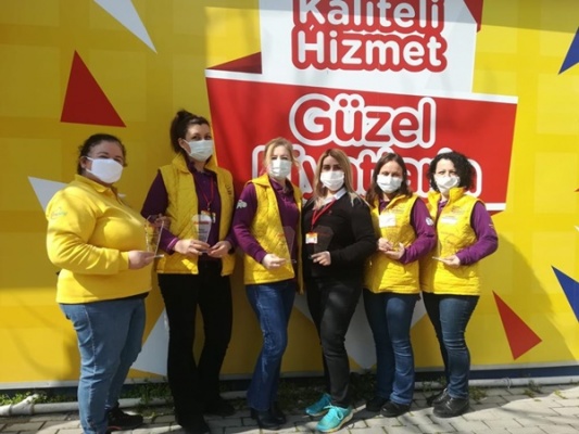 ÖZHAN'DAN KADIN ÇALIŞANLARINA PLAKET