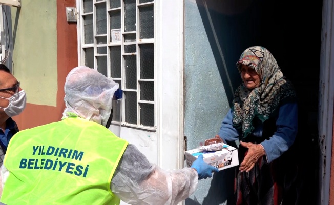 YILDIRIM’DAN KAPI KAPI SICAK YEMEK DAĞITIMI