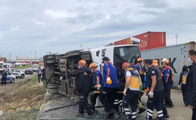 Bursa'da işçileri taşıyan servis aracı devrildi: 1 ölü, 20 yaralı