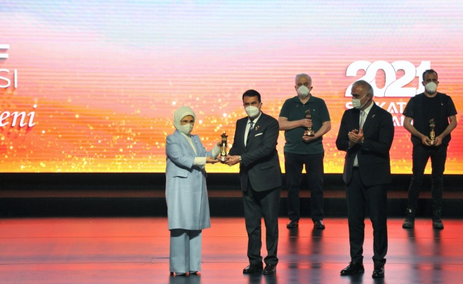 Emine Erdoğan’dan Dündar’a ‘Vakıf İnsan’ Ödülü