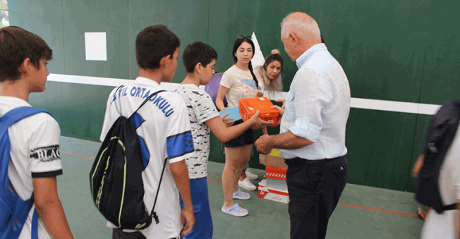 BAŞKAN KARAKAYALI’DAN SPORCULARA 700 ÇİFT AYAKKABI