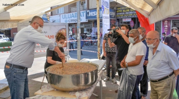 Başkan Özkan, Karacabeylilere aşure dağıttı