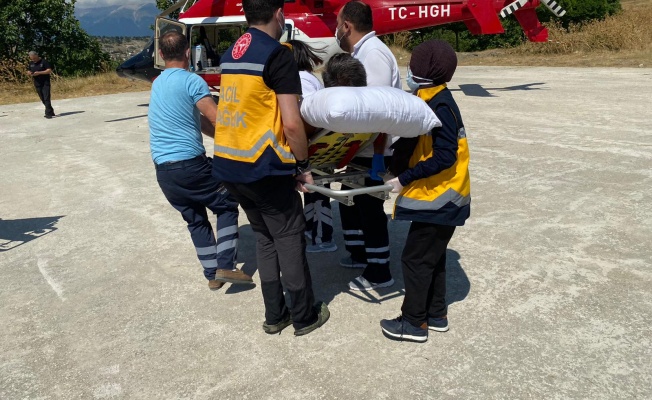 Bursa'nın Keles İlçesi'nde rahatsızlanan hasta, helikopter ambulans ile Çekirge Devlet Hastanesi'ne sevk edildi.