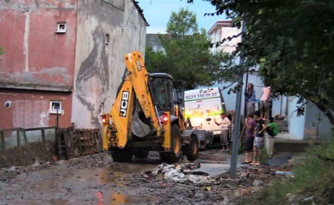 Bursa'da etkili olan sağanak nedeniyle bazı ev ve iş yerlerini su bastı
