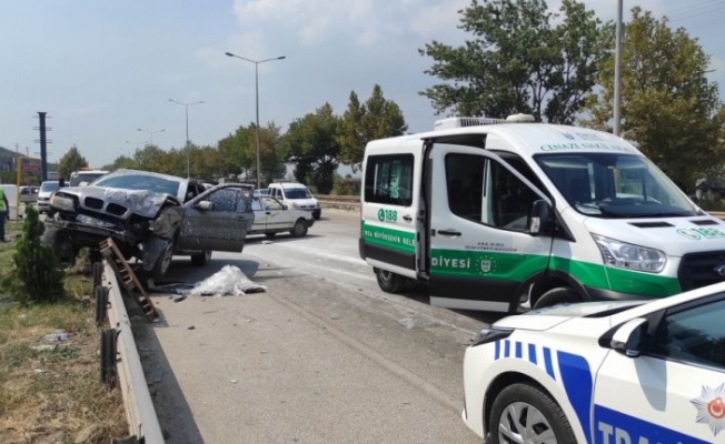 Bursa'da geri manevra yaparken bir otomobilin çarptığı aracın sürücüsü hayatını kaybetti