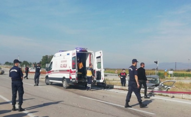 Bursa'da hafif ticari araçla çarpışan otomobilin sürücüsü öldü