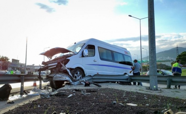 Bursa'da işçileri taşıyan servis aracı yol ayrımındaki bariyerlere çarptı