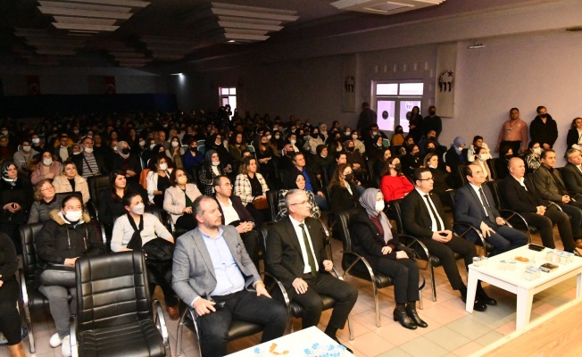 Mustafakemalpaşa'da Aşkım Kapışmak seminerine büyük ilgi