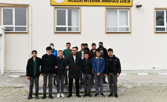 Şehitlikler için gül yetiştirdiler gönüllere dokundular