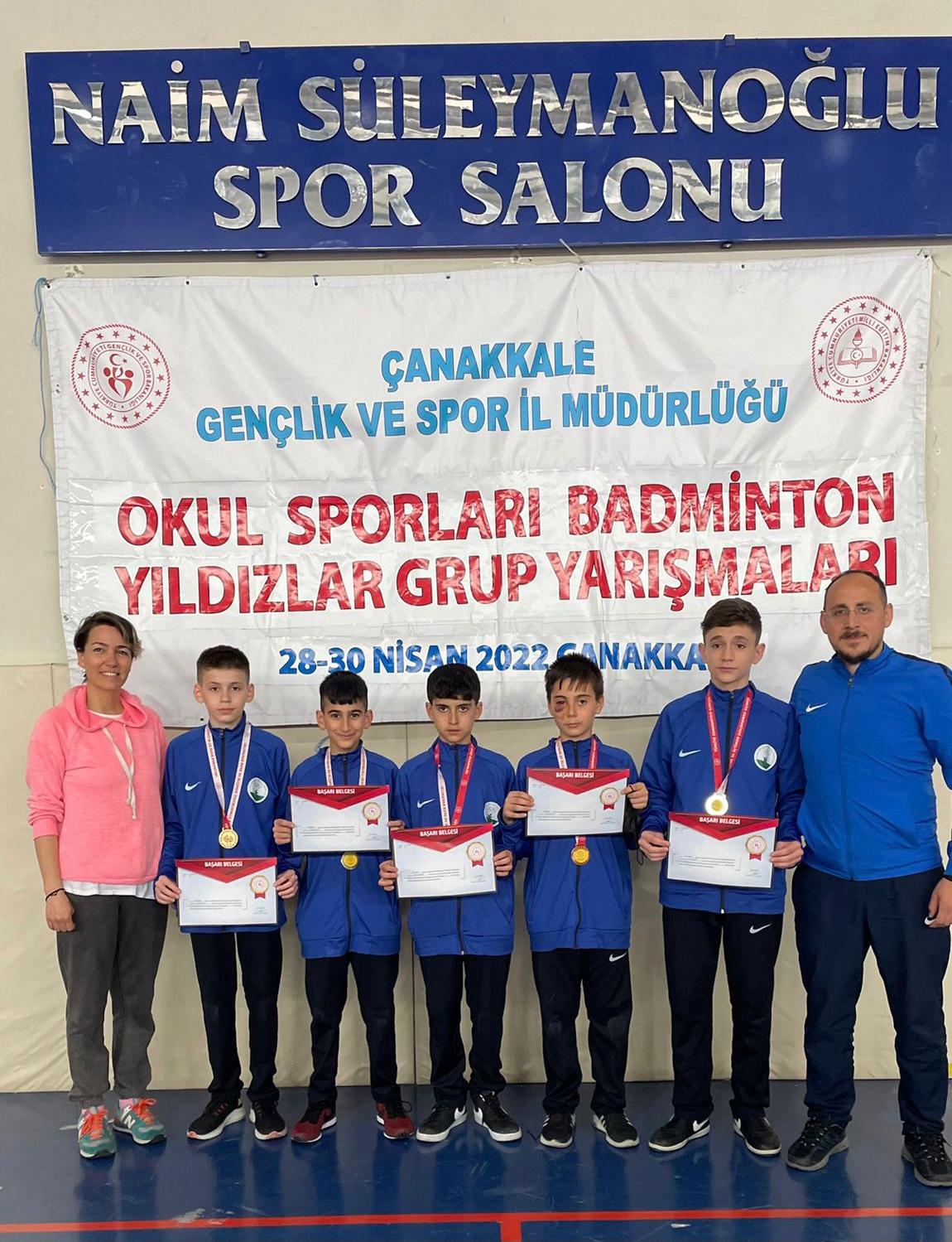 Badmintoncular Birincilik Kürsüsünde