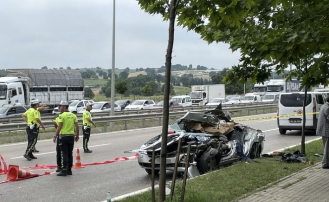 Beton mikserinin üstüne devrildiği otomobildeki baba ve oğul öldü