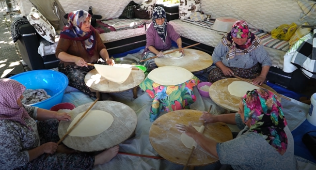 KADINLAR İMECE USULÜ KIŞLIK HAZIRLIKLARINA BAŞLADI