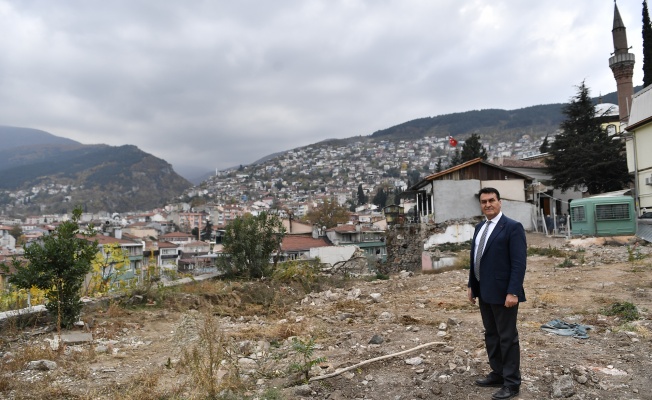Binalar yıkılıyor, tarihi surlar ortaya çıkıyor