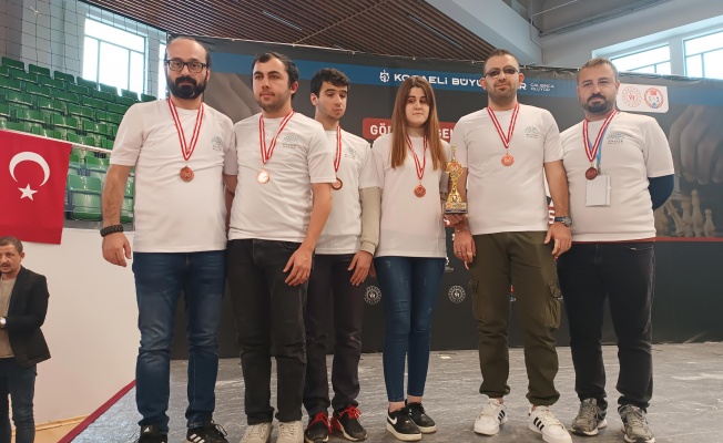 NİLÜFER BELEDİYESİ GESK'TEN SATRANÇTA BRONZ MADALYA