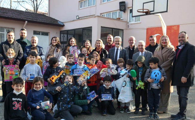 BAŞKAN ERDEM'DEN ÇOCUKLARA YENİ YIL HEDİYESİ