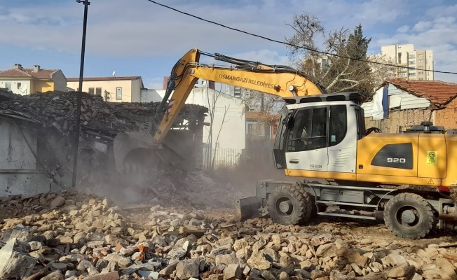 Osmangazi’de bir metruk yapı daha yıkıldı
